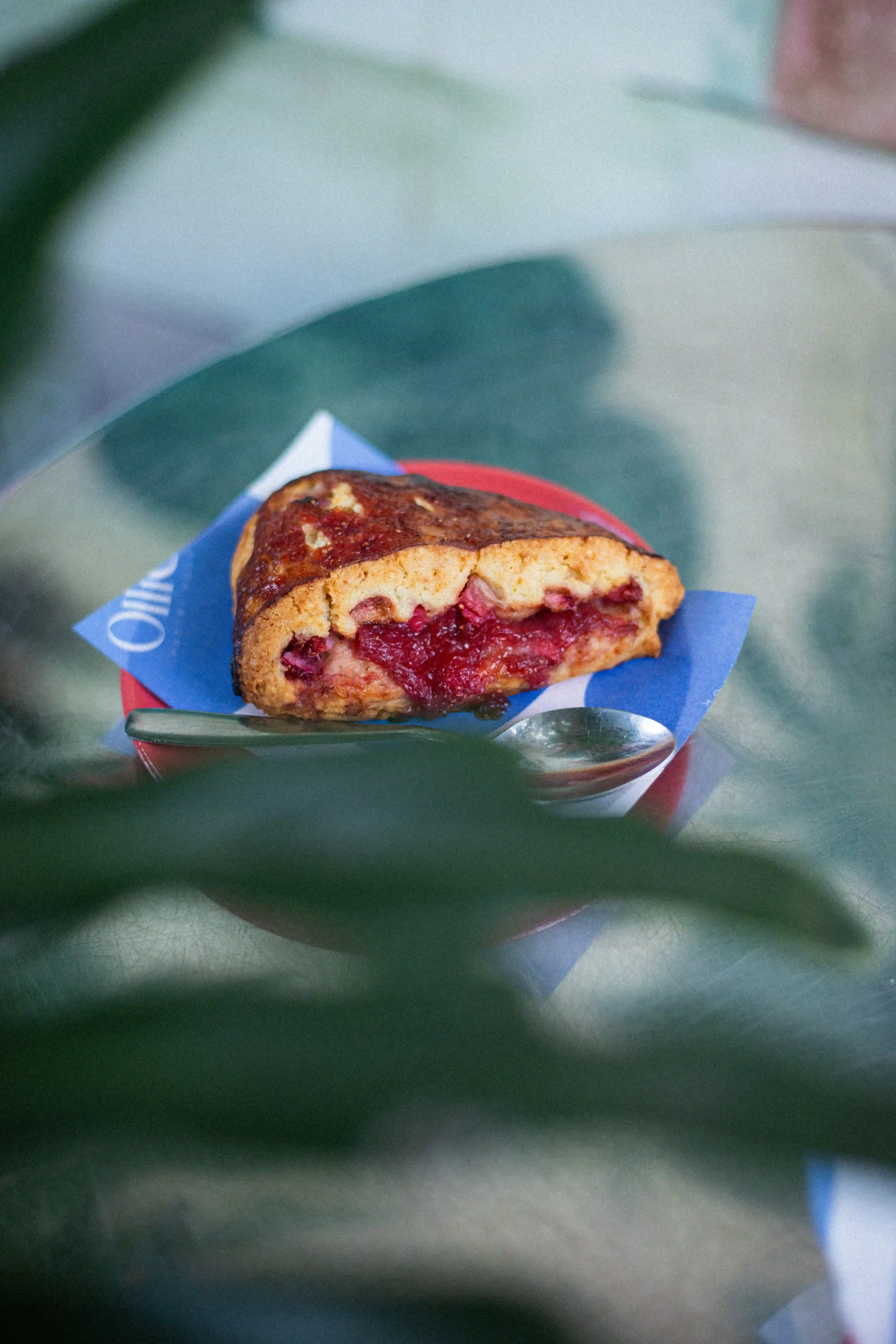 Scone de fresa con cuchara plateada